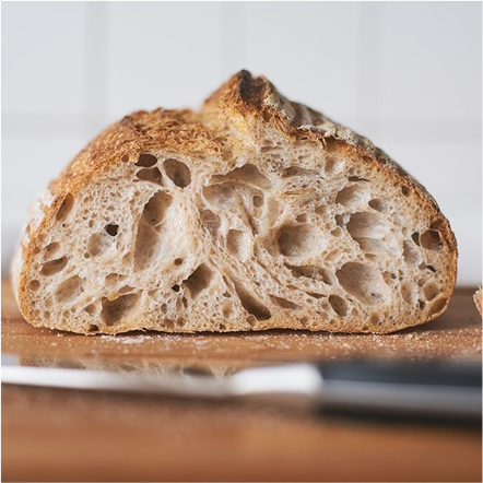 Süßer Brotbelag mit Birne, Honig und Ziegenkäse