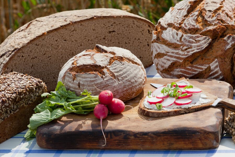 abendbrot radieschen belegte brote und gemuese auf schneidebrett