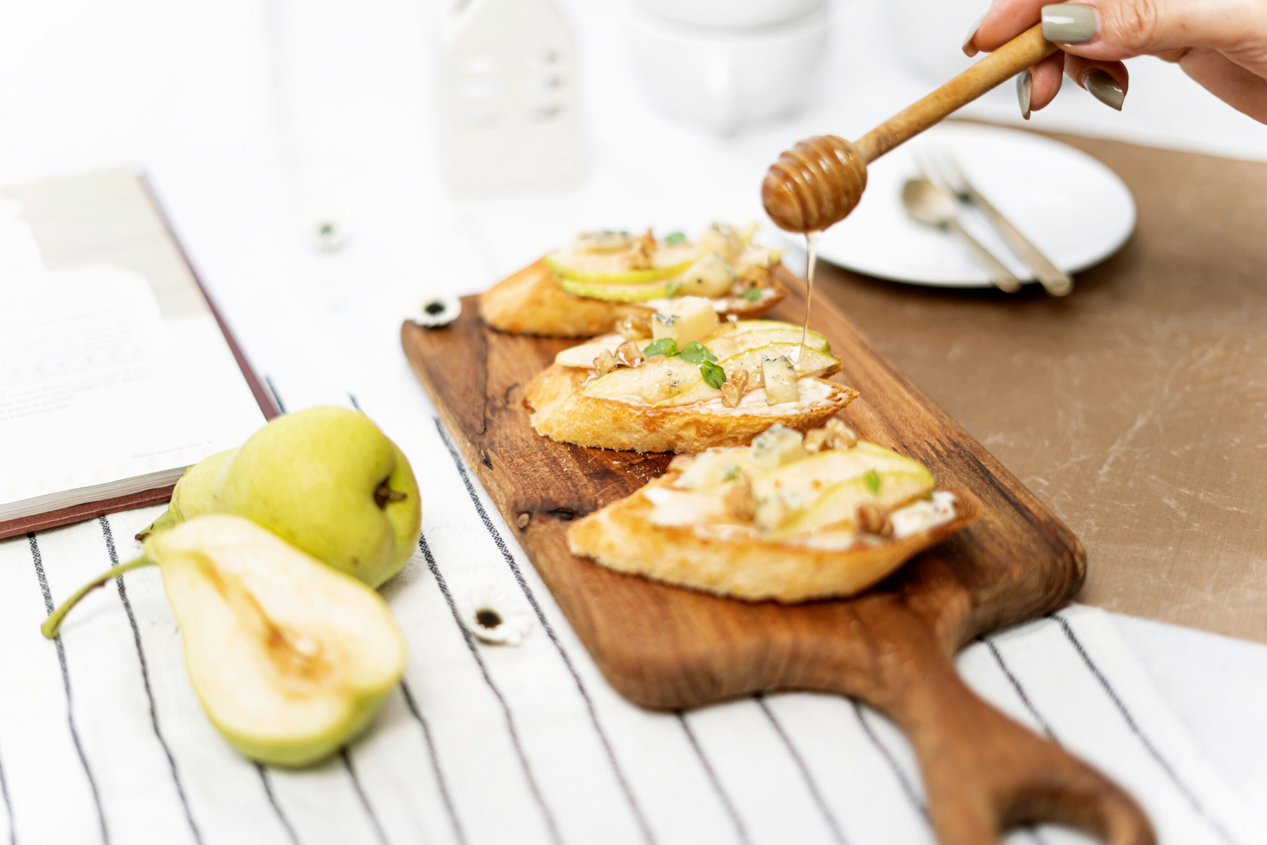 Süßer Brotbelag mit Birne, Honig und Ziegenkäse