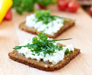 energie snacks brotschnitte kraeuter brainfood fuer fruehstuecksmuffel