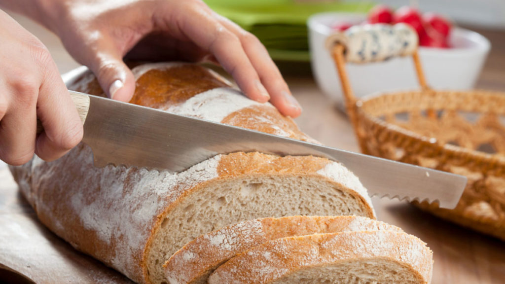 brotwissen to go brot schneiden auf einem holzbrett quer