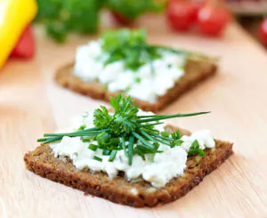 energie snacks brotschnitte kraeuter brainfood fuer fruehstuecksmuffel