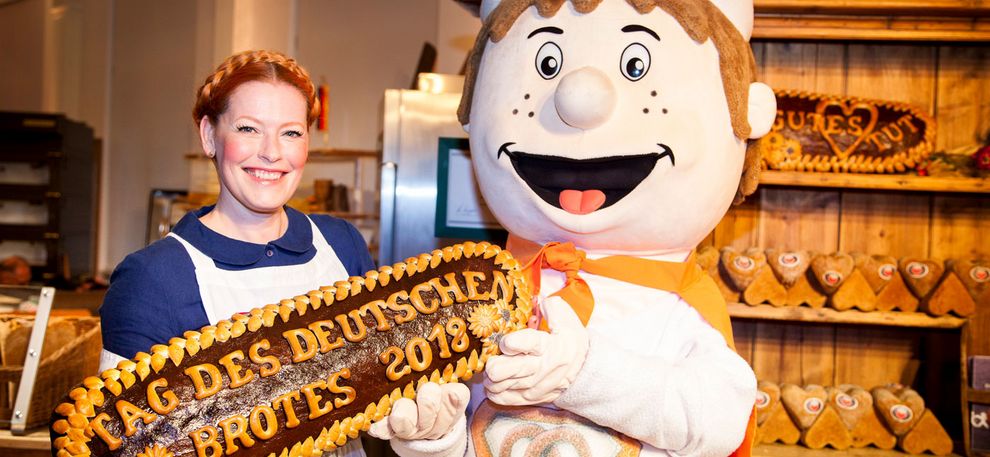 Enie van de Meiklokjes neue Brotbotschafterin 2018 mit Brot und Bäckman