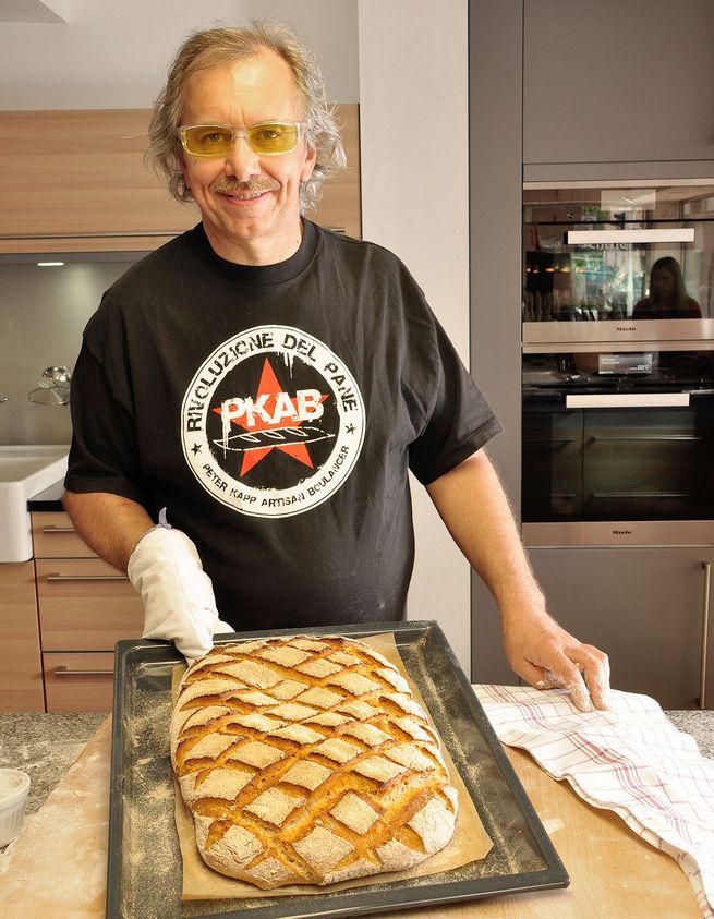 Bäckermeister Peter Kapp mit Brot