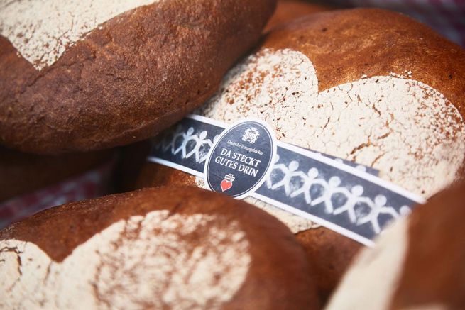 Brote mit Charity Banderole - Ein Brot das gutes tut